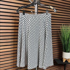 Bobeau Monochrome Skirt - super flattering Medium - Geometric - Black and White